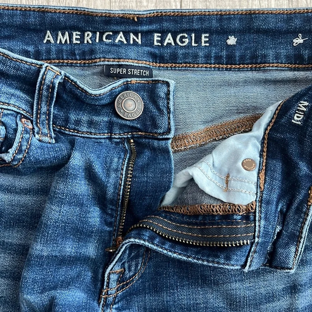American Eagle Women Jean Shorts Midi Size: 6 Color: Blue‎